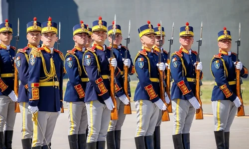 Militari din Brigada 30 Gardă „Mihai Viteazul”, dotați cu carabine model 1956, în timpul unui ceremonial în anul 2025 