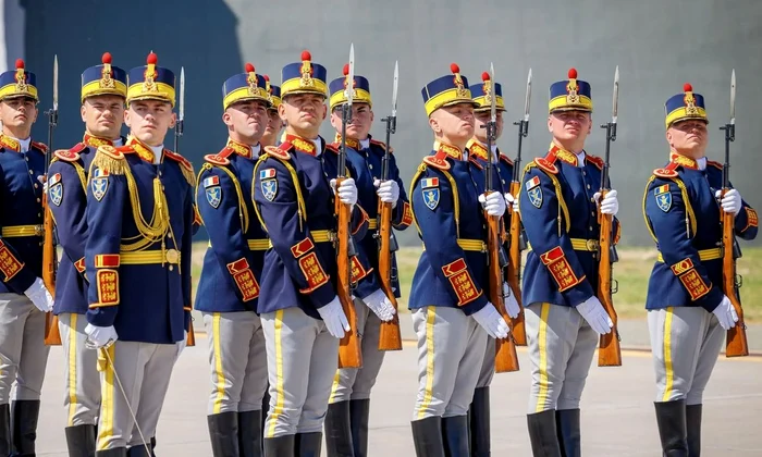 Militari din Brigada 30 Gardă „Mihai Viteazul”, dotați cu carabine model 1956, în timpul unui ceremonial în anul 2025 