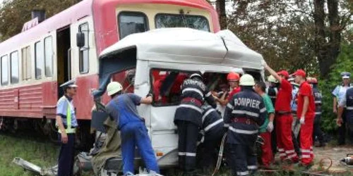 Iaşi: O comună în lacrimi - doi tineri zdrobiţi de tren sunt înmormântaţi astăzi