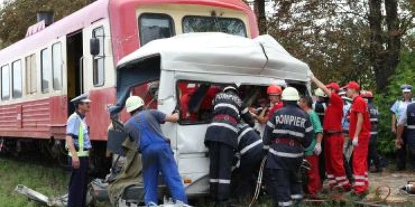 Iaşi: O comună în lacrimi - doi tineri zdrobiţi de tren sunt înmormântaţi astăzi