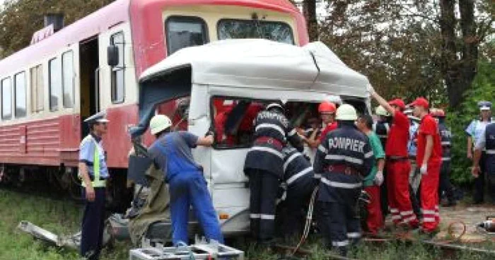 Iaşi: O comună în lacrimi - doi tineri zdrobiţi de tren sunt înmormântaţi astăzi