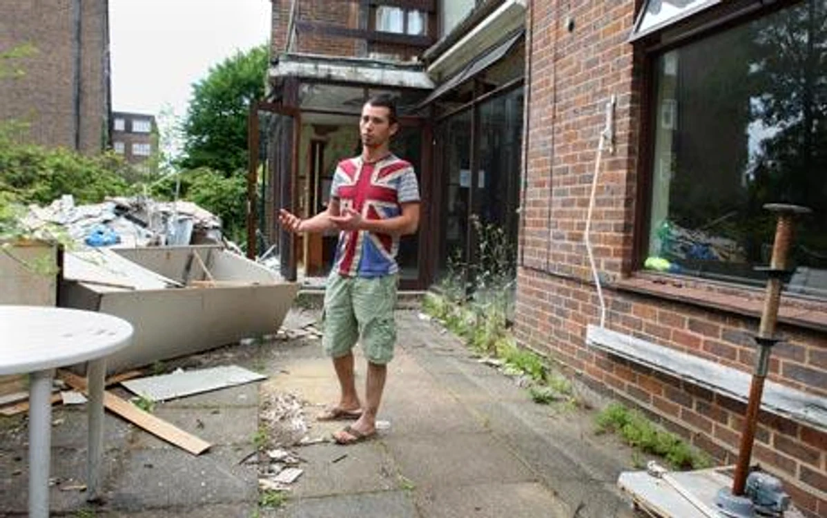 
    Una dintre victime şi-a găsit locuinţa distrusă, excremente şi urină pe mobilă  