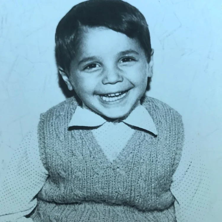
    Astăzi este un prezentator faimos şi un mare actor  