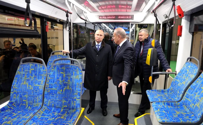 Vladimir Putin, în timpul vizitei efectuate la uzina din Tver