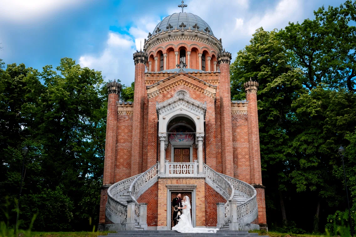 Nicoleta Scarlat, Baronessa de Brattleby și Răzvan Vasile, Honorary Lord of Brattleby, s-au căsătorit  pe domeniul Știrbey foto: arhiva personală 
