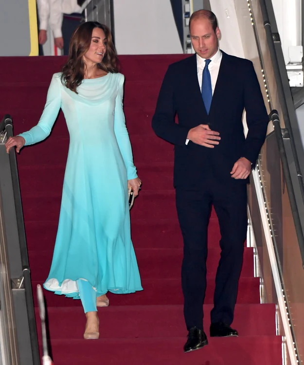 Kate Middleton şi prinţul William, la aterizarea în Pakistan 