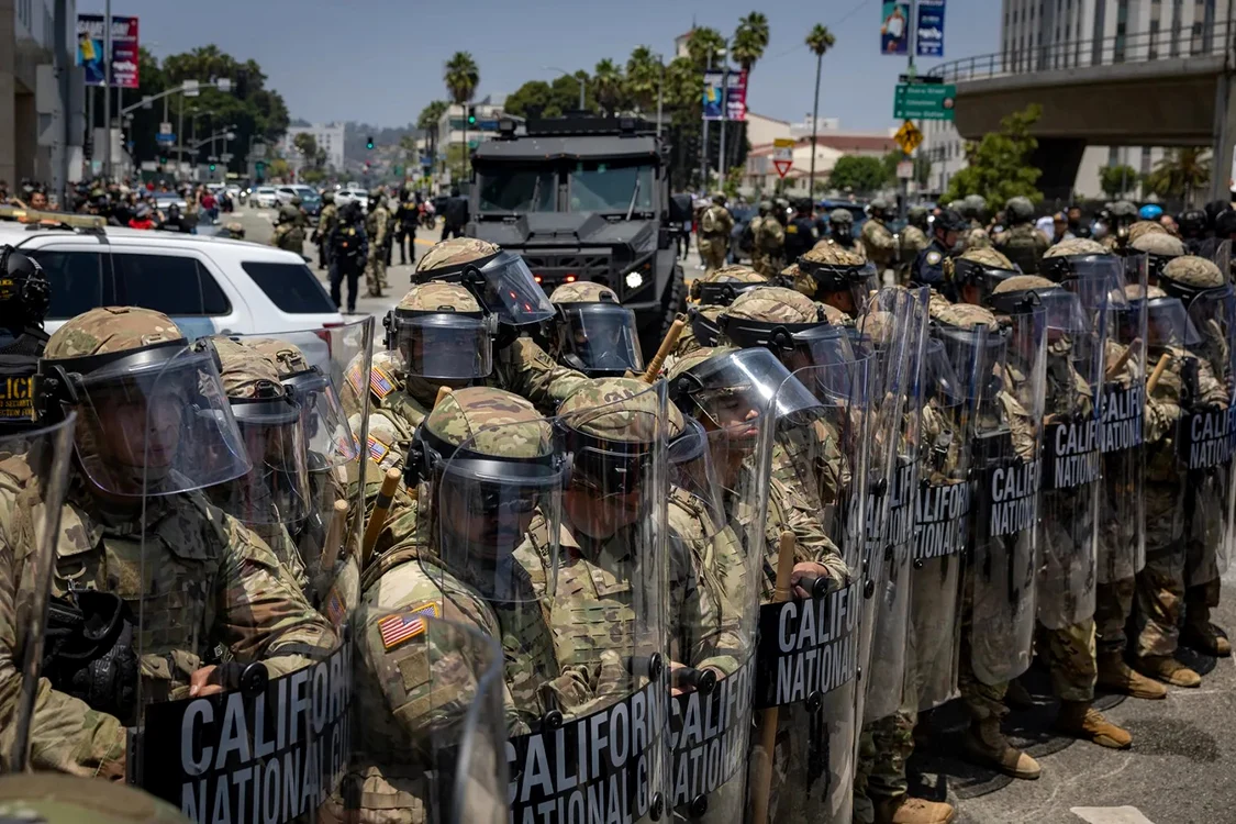 Membri ai gărzii naționale din Los Angeles Foto: Jason Armond/Getty Images