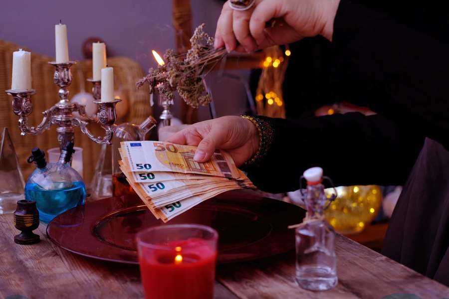 Ucraineanca escrocată cu 20.000 de euro de o vrăjitoare din București s-ar dus cu banii cusuți în pernă