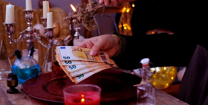 O vrăjitoare din București a fermecat un bărbat să-i dea 7.000 de euro / foto: Shutterstock