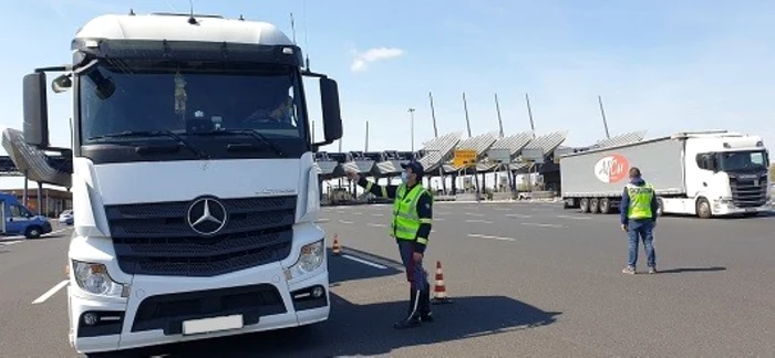 În remorca românului au fost descoperite bunuri furate de 1 milion de euro. Foto poliziadistato.it