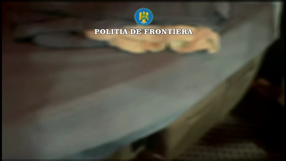 Descoperire făcută de polițiștii de frontieră în două autotrenuri