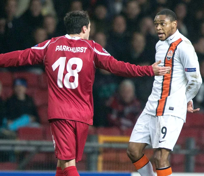 
    Adriano a fost  certat de adversari  după golul marcat  în mod nesportiv  