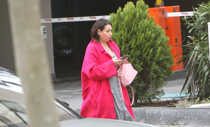 Oana Roman, surprinsă în oraș aruncând pe jos Foto: Click!