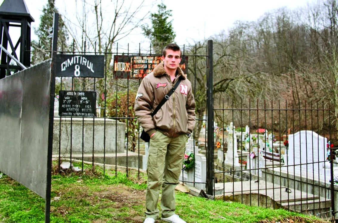
    Daniel Popescu, în faţa  cimitirului în care  se află cripta primită  cadou de la primărie  