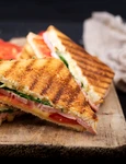 Panini cu sunca  Sursa foto shutterstock 683845921 jpg