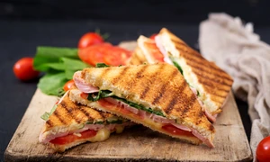 Panini cu sunca  Sursa foto shutterstock 683845921 jpg