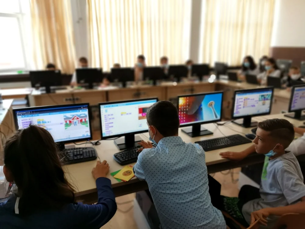 În timp ce unii părinţi vor asigurări că şcoala este un mediu sigur, alţii resping orice fel de reguli FOTO: Alina Mitran