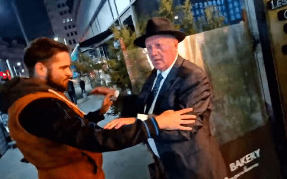 O nouă bătaie între Mitică Dragomir și protestatarul Marian Ceaușescu. Poliția a deschis dosar penal VIDEO