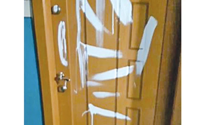 Aşa arată acum uşa de la apartamentul pensionarei