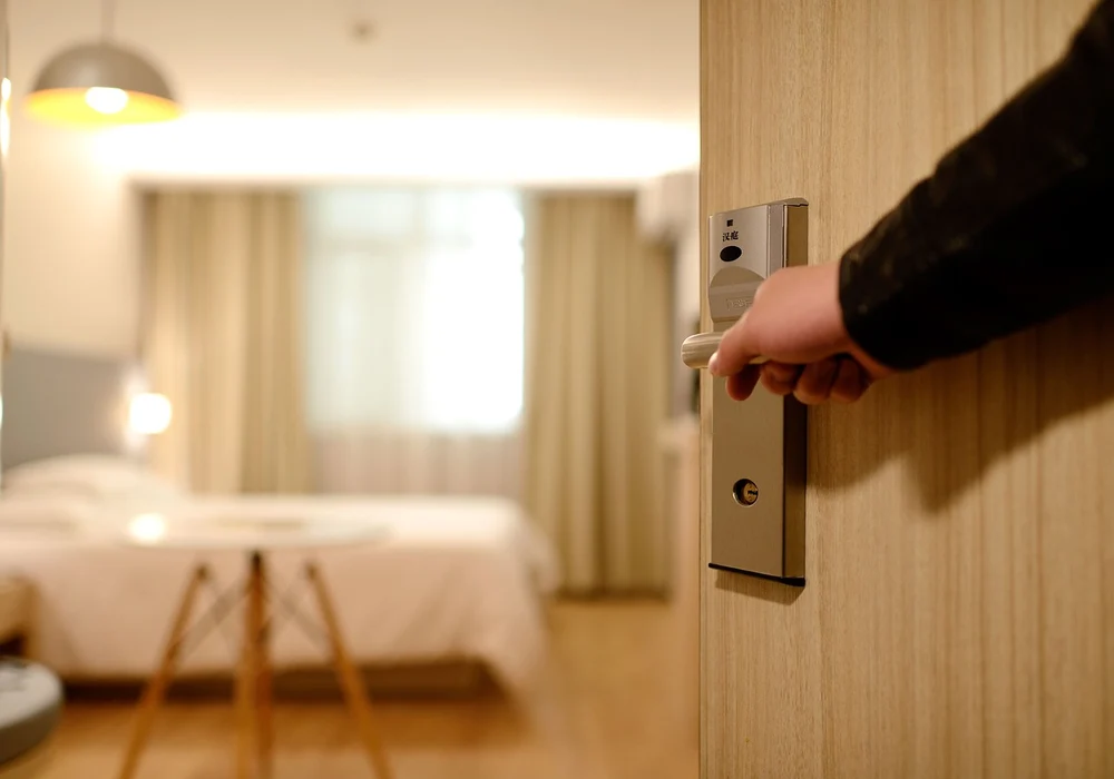 Vrei ca perdelele tale să miroasă ca într-o cameră de hotel de lux. De ce ingrediente ai nevoie