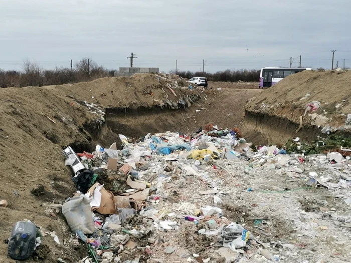 Groapă de gunoi ilegală în Timişoara FOTO Ş.Both