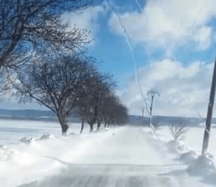 Un drum național și altul județean din Vrancea, închise din cauza viscolului
