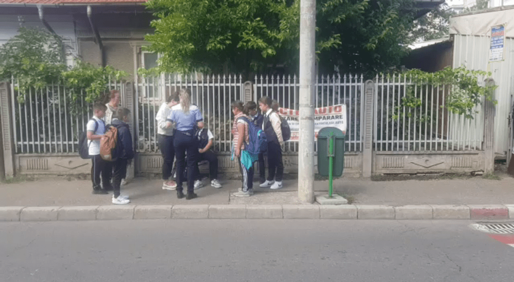 Elev accidentat pe zebră, în fața școlii unde învață. O femeie se afla la volan VIDEO