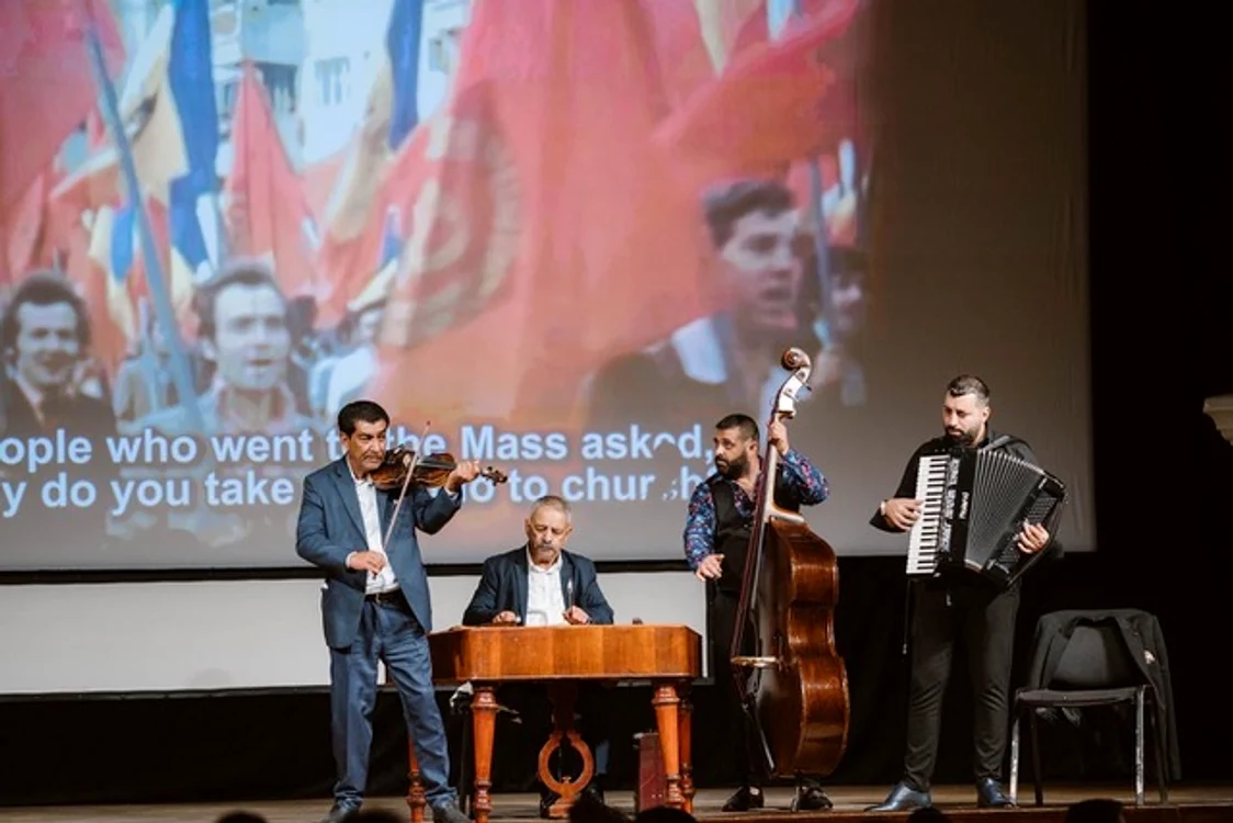 taraf de caliu pe scena