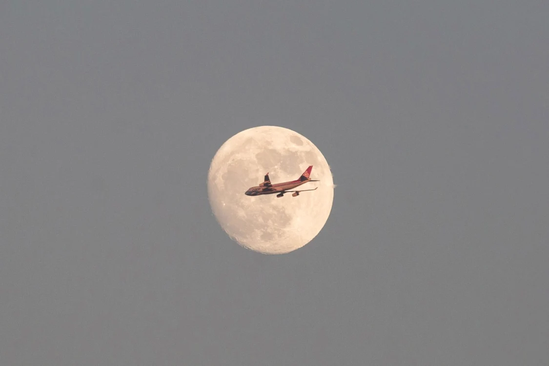 Un avion de marfă Cargolux zboară prin faţa Lunii în drumul spre Aeroportul Internaţional Hong Kong din Hong Kong China FOTO EPA – EFE / Jerome Favre