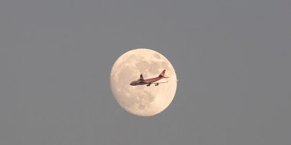 Un avion de marfă Cargolux zboară prin faţa Lunii în drumul spre Aeroportul Internaţional Hong Kong din Hong Kong China FOTO EPA – EFE / Jerome Favre