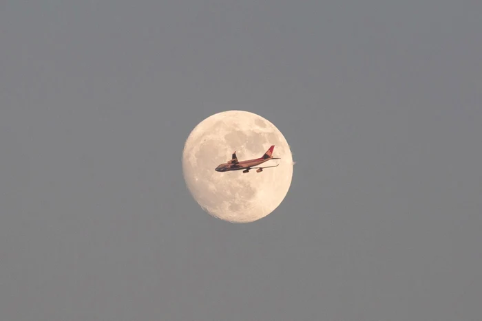 Un avion de marfă Cargolux zboară prin faţa Lunii în drumul spre Aeroportul Internaţional Hong Kong din Hong Kong China FOTO EPA – EFE / Jerome Favre