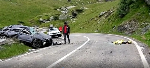 Autoturismul s-a răsturnat de mai multe ori în timpul prăbuşirii. Foto/video Ion Sănduloiu