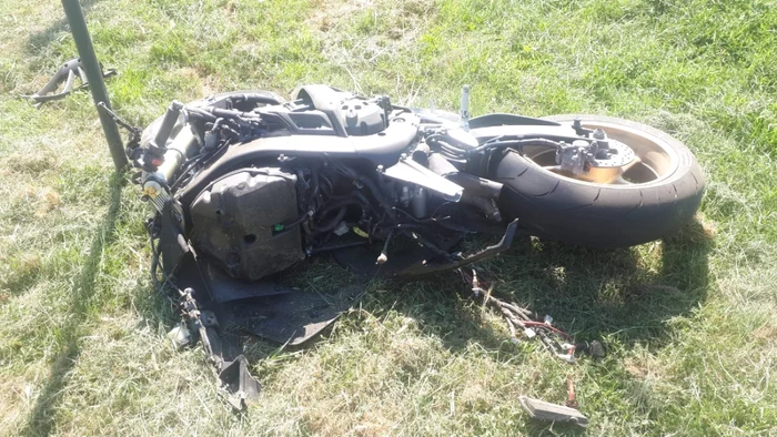 Două motociclete  s-au izbit în oraşul Topoloveni - Argeş. Un bărbat a ajuns la spital