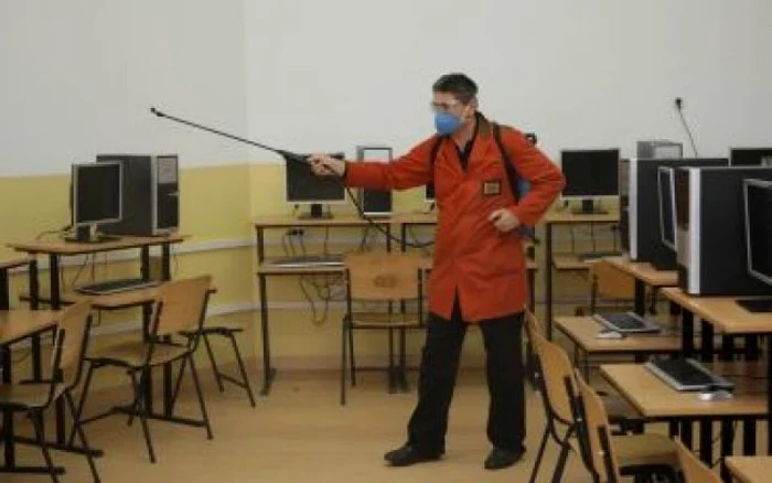 Craiova: Colegiul Fraţii Buzeşti este dezinfectat după cazurile de gripă porcină