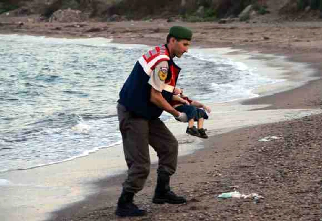 Imaginea cu trupul neînsuflețit al micuțului Aylan a revoltat o lume întreagă