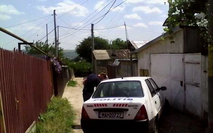 Criminaliştii cercetează circumstanţele crimei produse în casa protejată de gardul roşu din stânga