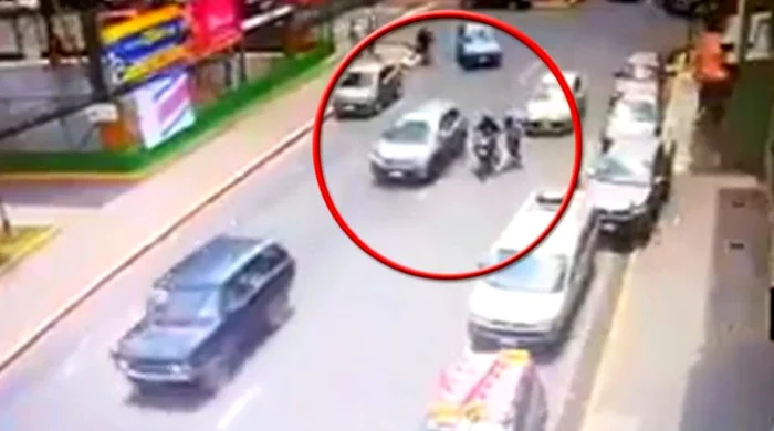 
    În imagine, se vede cum motocicliştii se apropie de maşina în care se afla românulfoto: arhiva personală  