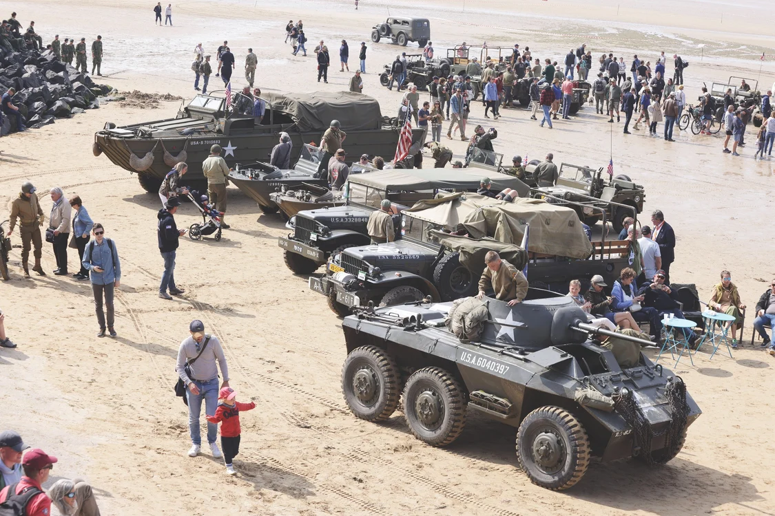 Vehicule militare pe plaja Arromanches-les-Bains, 7 iunie 2024