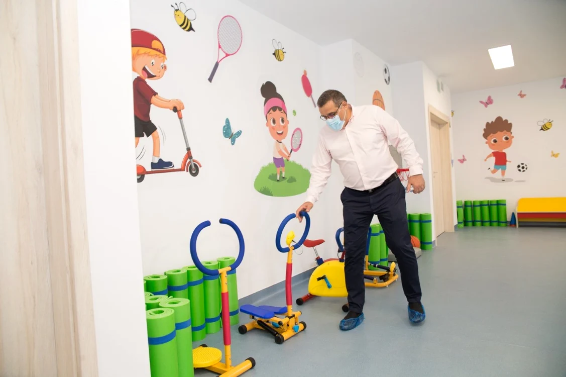 Primarul sectorului 6, Gabriel Mutu, în sala de sport a grădiniței