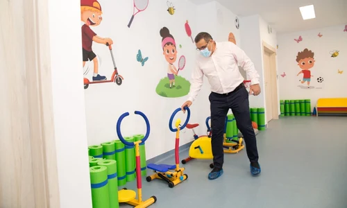 Primarul sectorului 6, Gabriel Mutu, în sala de sport a grădiniței jpeg