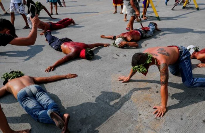 Barbati loviti cu bice in Filipine in Vinerea Mare a Pastelui catolic FOTO EPA-EFE