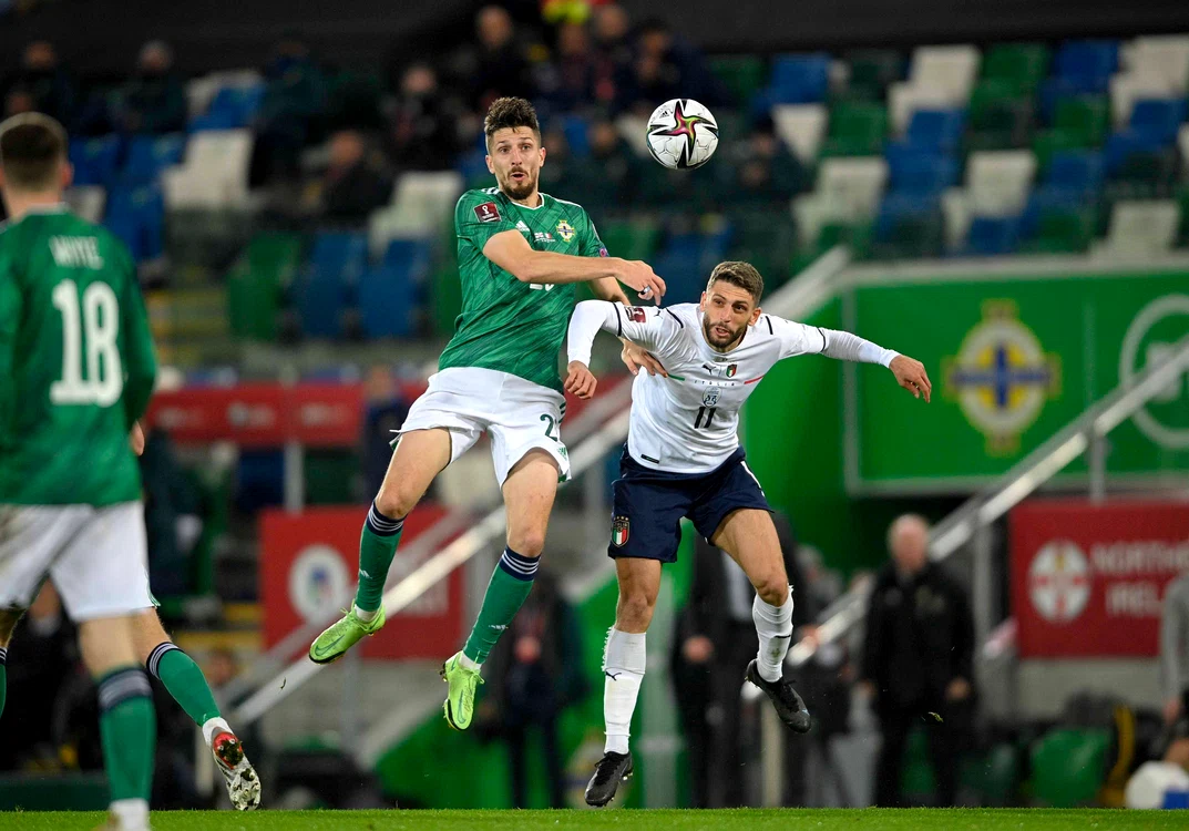 
    Domenico Berardi a fost depășit într-un duel aerian de Craig CathcartFoto: EPA-EFE  