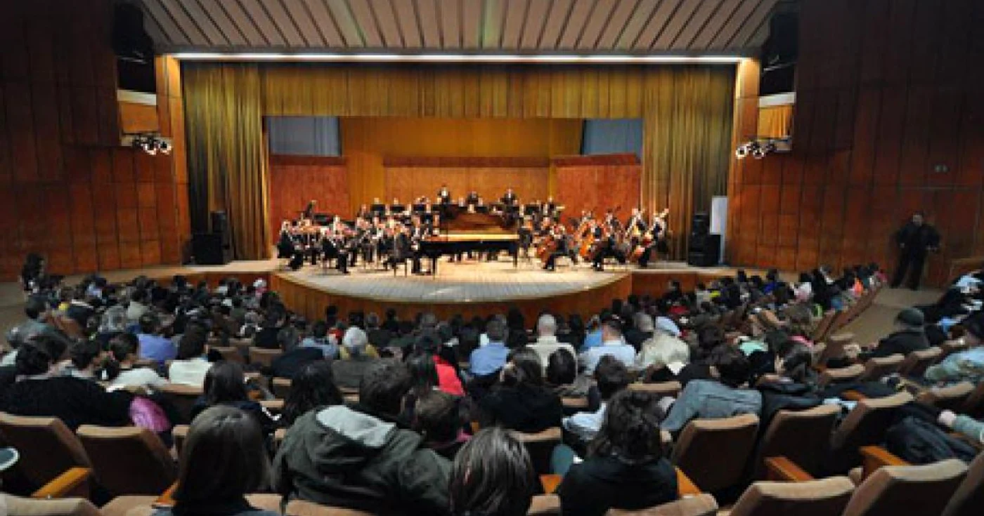 Melomanii ascultă melodiile interpretate de Orchestra Filarmonicii Botoşani