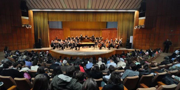 Melomanii ascultă melodiile interpretate de Orchestra Filarmonicii Botoşani