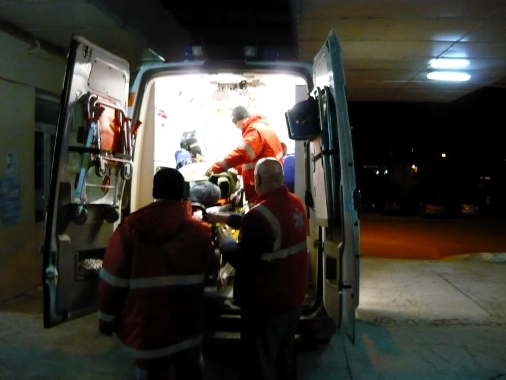 Batrana a fost adusa cu o ambulanta la Spitalul Judetean din Botosani FOTO Adevarul