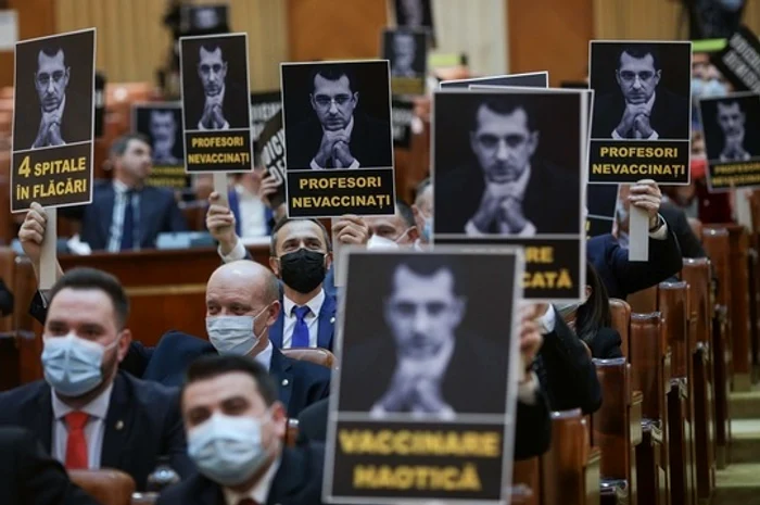 
    Parlamentarii PSD au venit în plen cu pancartele de depunerea moțiunii și le vor folosi iar la votarea moțiunii peste două zile  