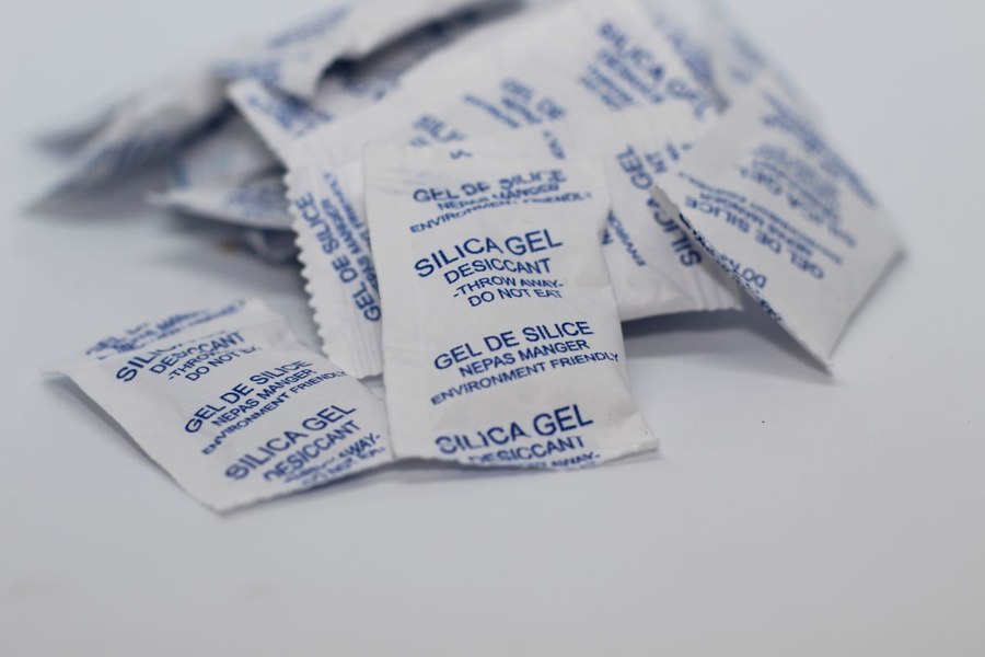 Întrebuințările surprinzătoare ale pliculețelor de silicagel. De ce nu ar trebui să le aruncăm la gunoi
