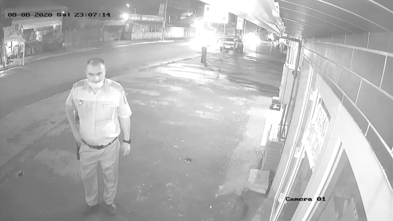 Imagine: Unul dintre ofiţerii de Poliţie care au participat la întâlnirea cu Duduienii, după moartea lui Emi Pian. Imagine: captură video / Adevărul