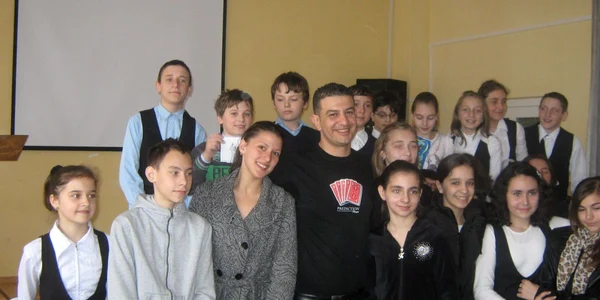 Elevii învaţă franceza cu ajutorul spectacolelor de magie