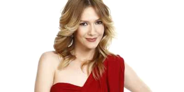 Adela Popescu joacă rolul unei profesoare de muzică în serialul "Pariu cu viaţa"